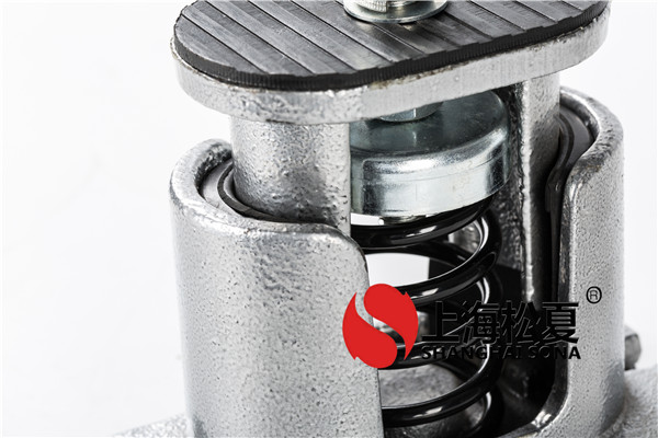 用彈簧減震器來調節(jié)。